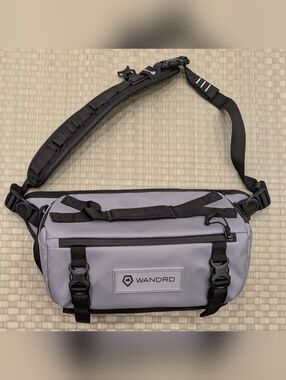 LNWOT WANDRD Rogue Sling Camera Bag 6L Light Gray